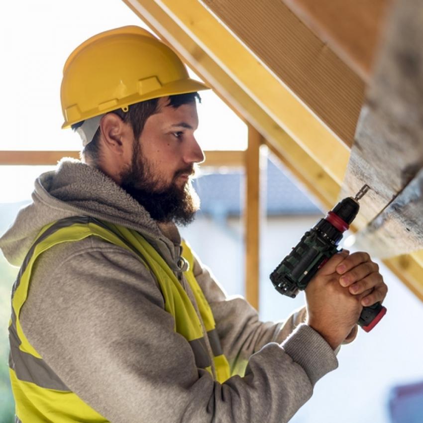 Un employé dans le secteur du bâtiment gros œuvre