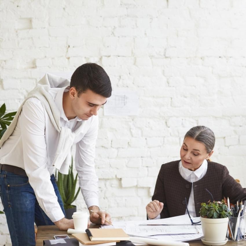 Un assistant comptable avec une cheffe comptable